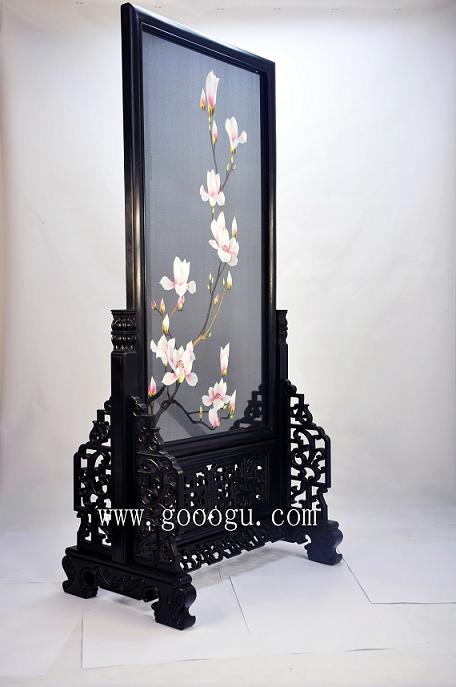 唐代詩(shī)人詠：&ldquo;晨夕目賞白玉蘭，暮年老區(qū)乃春時(shí)&rdquo;。若天天賞視玉蘭，嗅著濃郁的芳香，可人老心童，留住歲月，永著青春